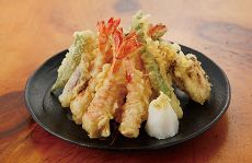 海老と野菜の天ぷら盛り合わせ　￥1575